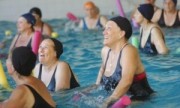 Nadar reduce la presión arterial en adultos mayores