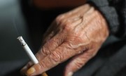 Los ex fumadores viven más que los que siguen fumando, sin importar su edad, según indica una revisión de estudios. Especialistas concluyeron que “la mortalidad de los que habían dejado de fumar antes de los 40 años era similar a la de los no fumadores”