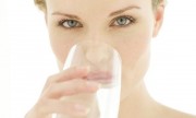 Un reciente estudio reveló que las mujeres que optan por beber agua en lugar de bebidas dulces, como gaseosas o jugos de fruta, tienen un riesgo algo más bajo de desarrollar esa enfermedad Foto archivo: Saludableinfobae
