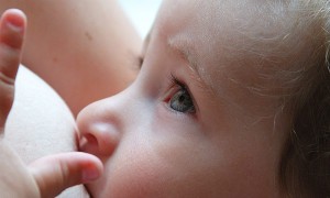 La leche materna reduce un 50% el riesgo de muerte súbita en los bebés