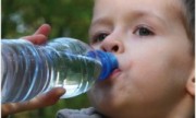 Tomar agua, un hábito saludable que disminuye el sobrepeso en niños