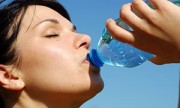 Recomiendan beber abundante agua aunque no se sienta sed