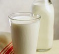 Beber leche podría reducir la artritis de las rodillas en las mujeres, halla un estudio